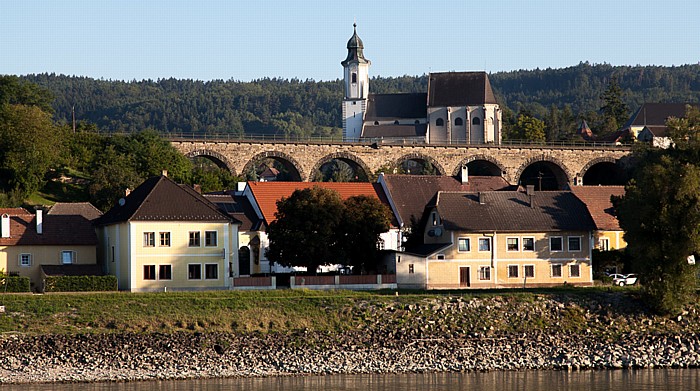 Emmersdorf an der Donau Wachau: Pfarrkirche Hl. Nikolaus, Bahnviadukt