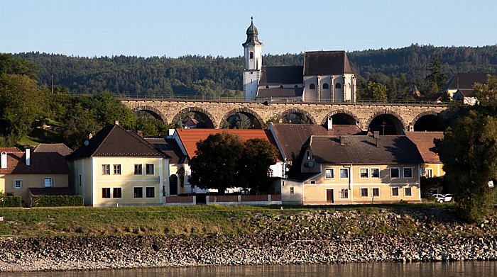 Wachau: Pfarrkirche Hl. Nikolaus, Bahnviadukt Emmersdorf an der Donau