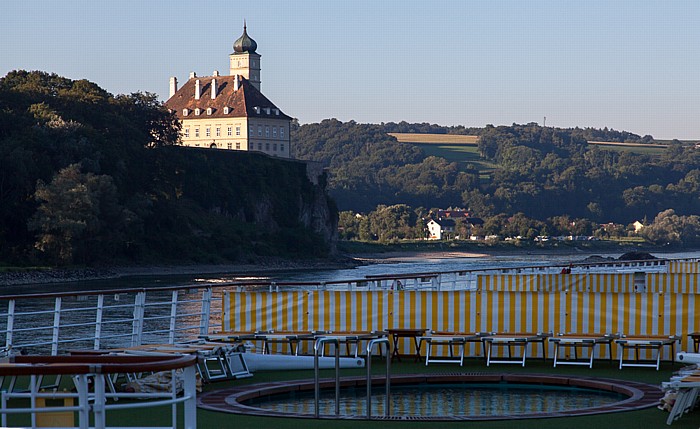 Schönbühel-Aggsbach Wachau: a-rosa Schiff riva, Donau, Schloss Schönbühel