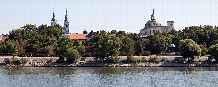 Piarista Templom (links), Kathedrale von Vác (Váci székesegyház)