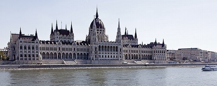 Donau, Pest mit dem Parlamentsgebäude Budapest