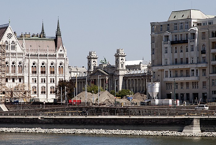 Pest: Ethnografisches Museum Budapest (Néprajzi Múzeum) Donau Parlamentsgebäude
