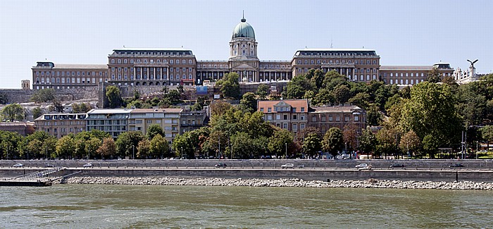 Budapest Buda: Burgberg mit dem Burgpalast (Budavári palota) Donau