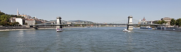 Budapest Donau, Kettenbrücke (Széchenyi Lánchíd) Akademie der Wissenschaften Burgberg Fischerbastei Matthiaskirche Parlamentsgebäude Pest