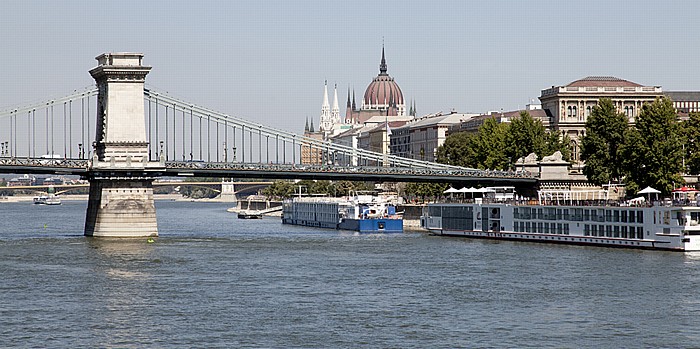 Budapest Donau, Kettenbrücke (Széchenyi Lánchíd) Akademie der Wissenschaften Parlamentsgebäude Pest