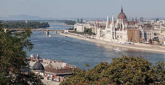 Budapest Blick vom Burgberg: Buda, Donau, Pest mit dem Parlamentsgebäude Árpádbrücke Margaretenbrücke Margareteninsel Megyeri-Brücke