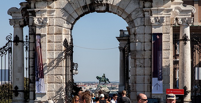 Budapest Burgberg: Eingang zum Burgpalast (Budavári palota) Reiterstandbild von Prinz Eugen von Savoyen