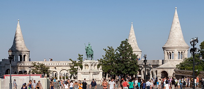 Burgberg: Fischerbastei (Halászbástya), Reiterstatue des heiligen Stephan Budapest