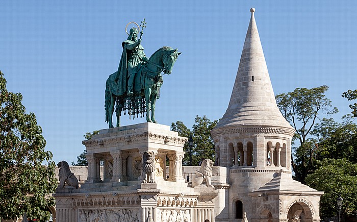 Budapest Burgberg: Fischerbastei (Halászbástya), Reiterstatue des heiligen Stephan