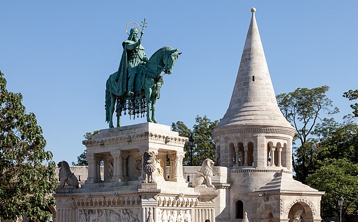 Burgberg: Fischerbastei (Halászbástya), Reiterstatue des heiligen Stephan Budapest