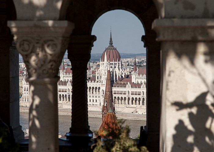 Budapest Burgberg: Fischerbastei (Halászbástya) Donau Kalvinistenkirche Parlamentsgebäude