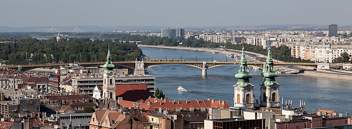 Budapest Burgberg: Blick von der Fischerbastei (Halászbástya) Elisabethkirche Margaretenbrücke Margareteninsel Megyeri-Brücke St.-Anna-Kirche