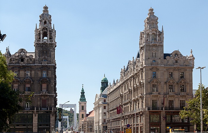 Budapest Pest: Ferenciek tere, Szabadsajtó útca, Elisabethbrücke (Erzsébet híd) Gellértberg Innerstädtische Pfarrkirche Klotild paloták