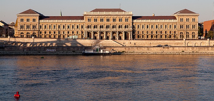 Pest: Corvinus-Universität Budapest (Budapesti Corvinus Egyetem) Donau