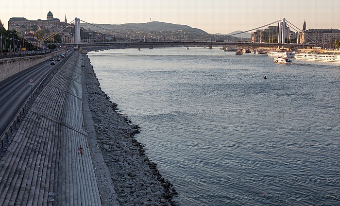 Budapest Buda, Donau, Elisabethbrücke (Erzsébet híd), Pest Burgberg