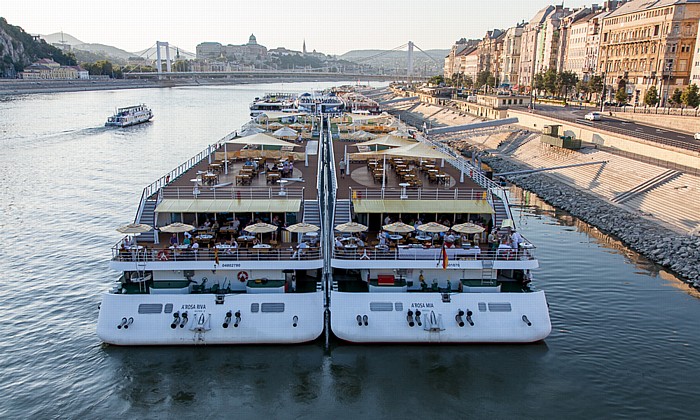 Budapest Blick von der Freiheitsbrücke (Szabadság híd): a-rosa Schiffe riva und mia auf der Donau Burgberg Elisabethbrücke