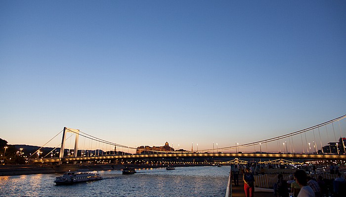Budapest Donau, Elisabethbrücke (Erzsébet híd), Buda Burgberg Burgpalast