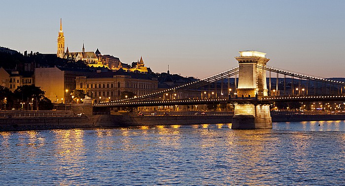 Budapest Donau, Buda, Kettenbrücke (Széchenyi Lánchíd) Burgberg Fischerbastei Matthiaskirche