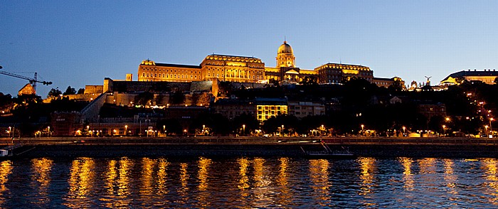 Budapest Buda: Burgberg mit dem Burgpalast (Budavári palota) Donau