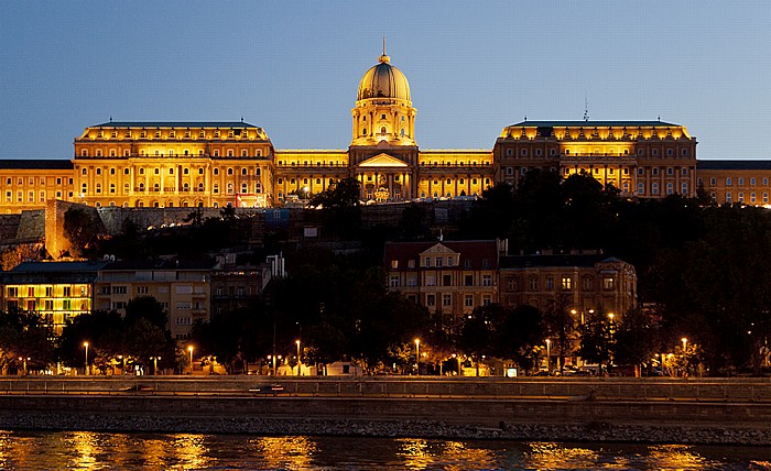 Budapest Buda: Burgberg mit dem Burgpalast (Budavári palota) Donau