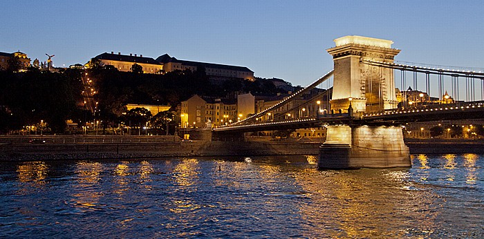 Budapest Donau, Buda, Kettenbrücke (Széchenyi Lánchíd) Budavári Sikló Sándor-Palast