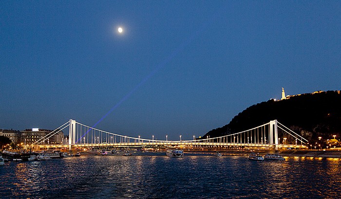 Budapest Donau, Elisabethbrücke (Erzsébet híd) Buda Freiheitsstatue Gellértberg Pest