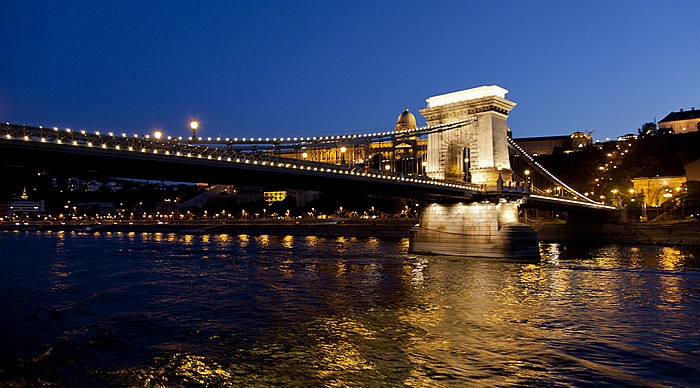 Budapest Donau, Kettenbrücke (Széchenyi Lánchíd), Buda Burgberg