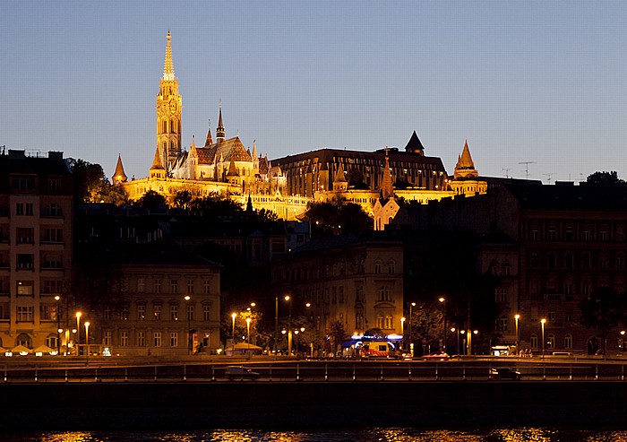 Budapest Buda: Burgberg mit der Matthiaskirche (Mátyás templom) und der Fischerbastei (Halászbástya) Donau