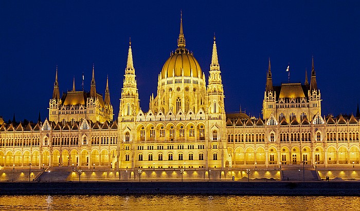Donau, Pest mit dem Parlamentsgebäude Budapest