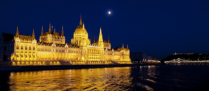 Budapest Donau, Pest mit dem Parlamentsgebäude Freiheitsstatue Gellértberg Kettenbrücke