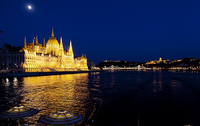 Budapest Pest mit dem Parlamentsgebäude, Donau, Buda Burgberg Burgpalast Elisabethbrücke Freiheitsstatue Gellértberg Kettenbrücke