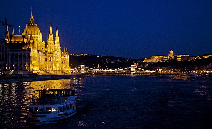 Budapest Pest mit dem Parlamentsgebäude, Donau, Buda Burgberg Burgpalast Kettenbrücke