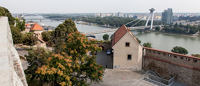 Blick von der Burg Bratislava (Bratislavsky hrad) Alte Brücke Apollo-Brücke Neue Brücke Petrzalka
