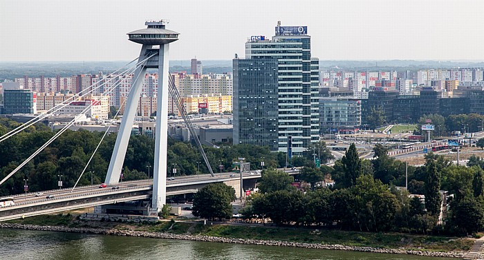 Blick von der Burg Bratislava (Bratislavsky hrad) Aupark Tower Neue Brücke Petrzalka