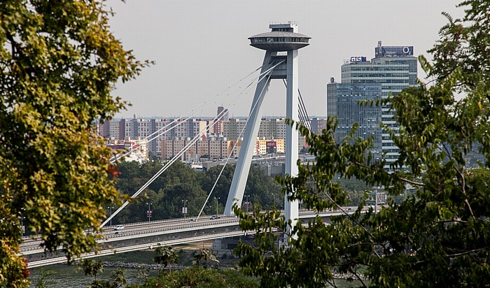 Blick von der Burg Bratislava (Bratislavsky hrad) Aupark Tower Neue Brücke Petrzalka