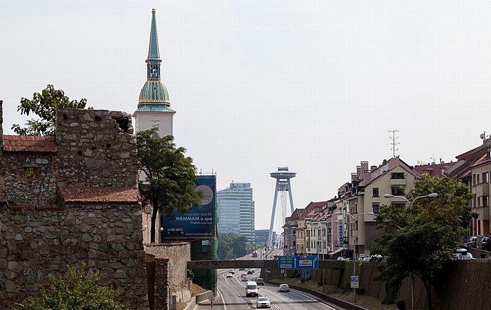 Bratislava Altstadt (Staré Mesto): Martinsdom (Kathedrale des Heiligen Martin, Katedrála svätého Martina) Aupark Tower Neue Brücke