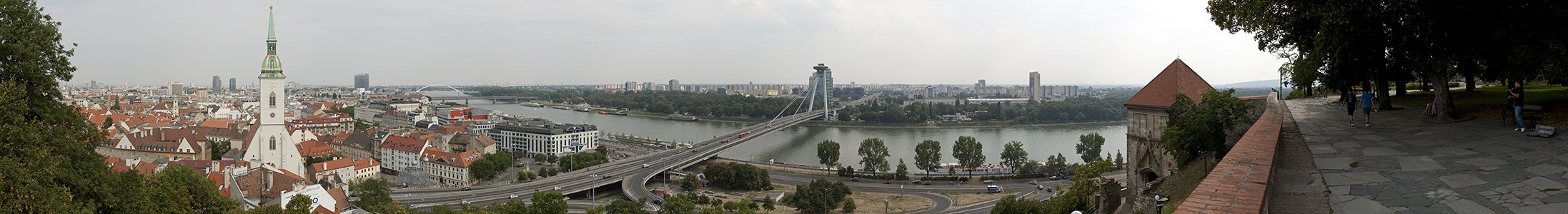 Blick von der Burg Bratislava (Bratislavsky hrad) Alte Brücke Altstadt Martinsdom Neue Brücke Petrzalka