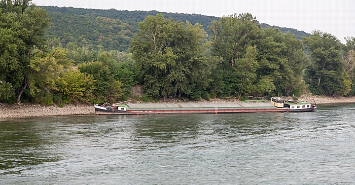 Devín Donau: Auf Grund gelaufener Frachter