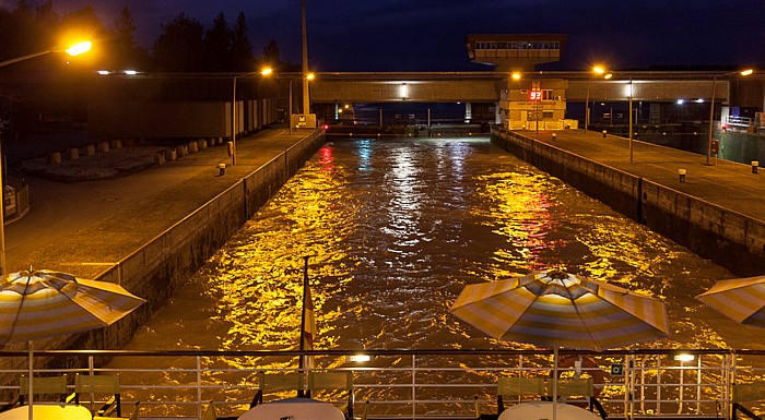 Schleuse und Kraftwerk Abwinden-Asten: a-rosa Schiff riva Luftenberg an der Donau