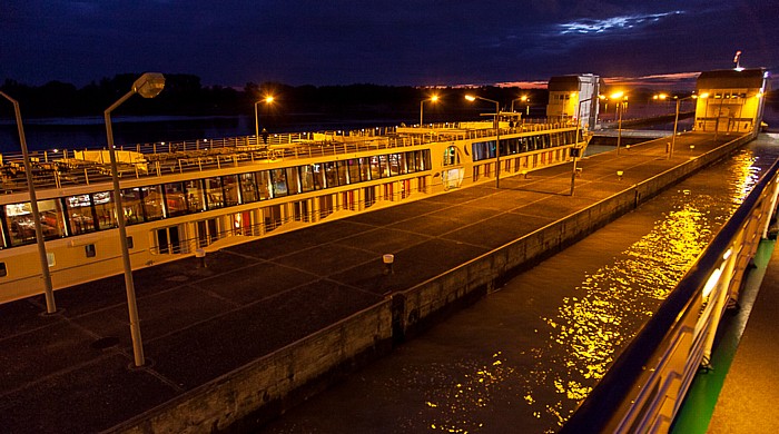 Schleuse und Kraftwerk Abwinden-Asten: a-rosa Schiff riva Luftenberg an der Donau