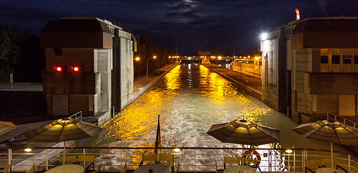 Luftenberg an der Donau Schleuse und Kraftwerk Abwinden-Asten: a-rosa Schiff riva