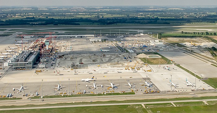 München Flughafen Franz Josef Strauß: Terminal 2 (Satellitenterminal) Start- und Landebahn Nord Luftbild aerial photo