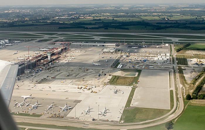 München Flughafen Franz Josef Strauß: Terminal 2 (Satellitenterminal) Start- und Landebahn Nord Luftbild aerial photo