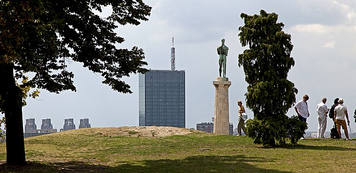 Festung von Belgrad: Statue des Pobednik (Der Sieger) auf dem Kalemegdan Novi Beograd Usce Tower
