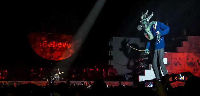 Kombank Arena (Belgrade Arena): Roger Waters - The Wall Live - Another Brick In The Wall Part 2