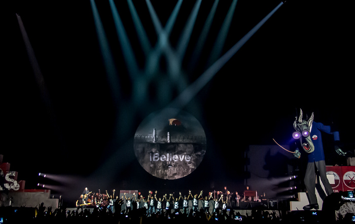 Kombank Arena (Belgrade Arena): Roger Waters - The Wall Live Belgrad Another Brick in the Wall Part 2