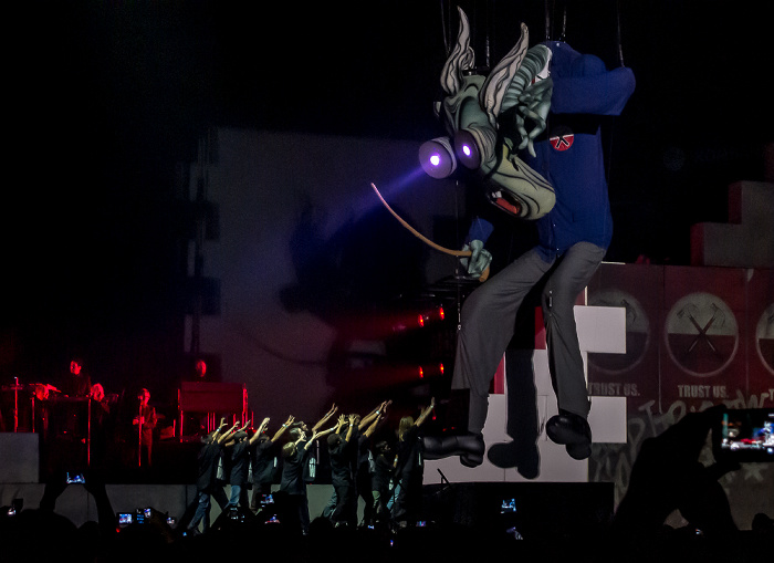 Kombank Arena (Belgrade Arena): Roger Waters - The Wall Live Belgrad Another Brick in the Wall Part 2