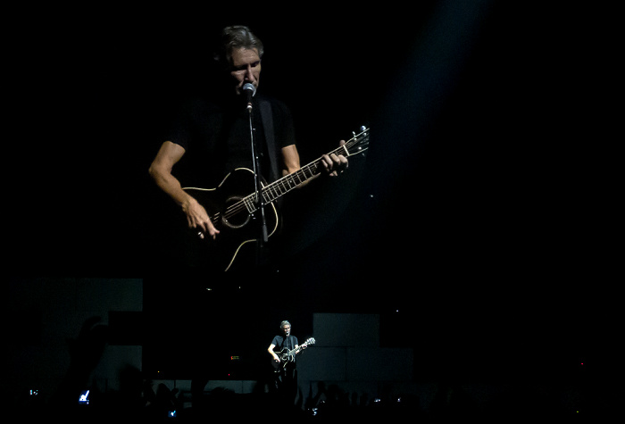 Kombank Arena (Belgrade Arena): Roger Waters - The Wall Live Belgrad Mother