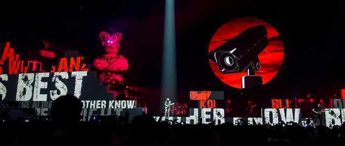Kombank Arena (Belgrade Arena): Roger Waters - The Wall Live Belgrad Mother