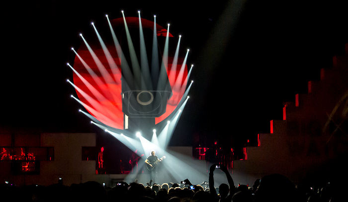 Kombank Arena (Belgrade Arena): Roger Waters - The Wall Live Belgrad Mother